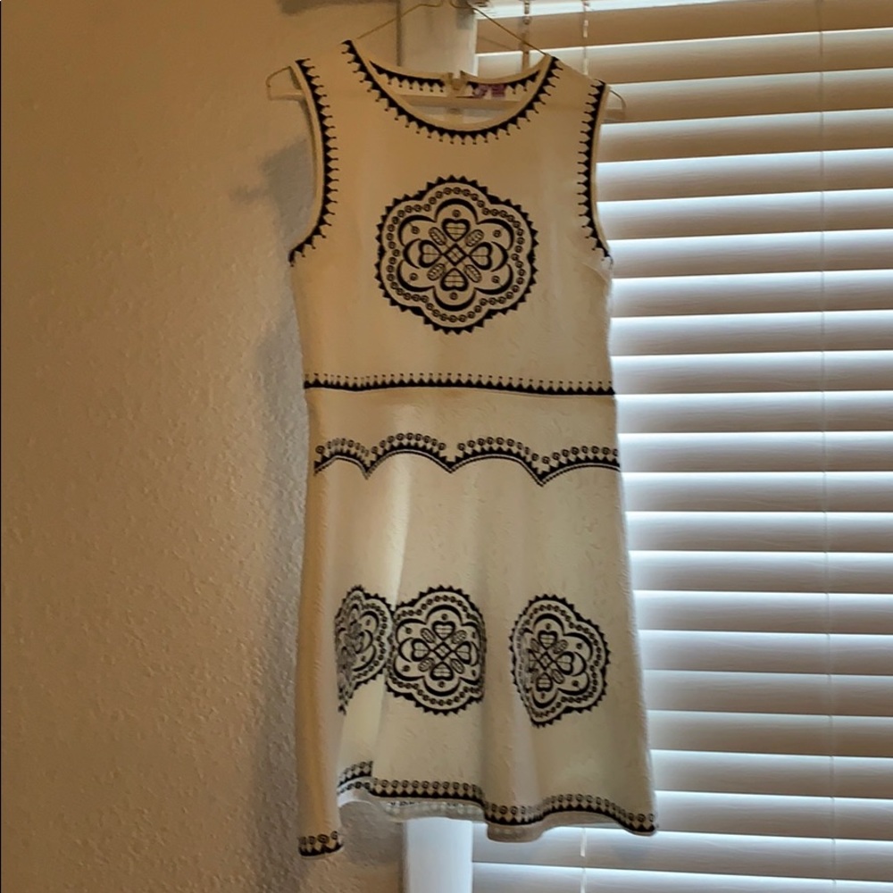 Sleeveless white and navy embroidered dress